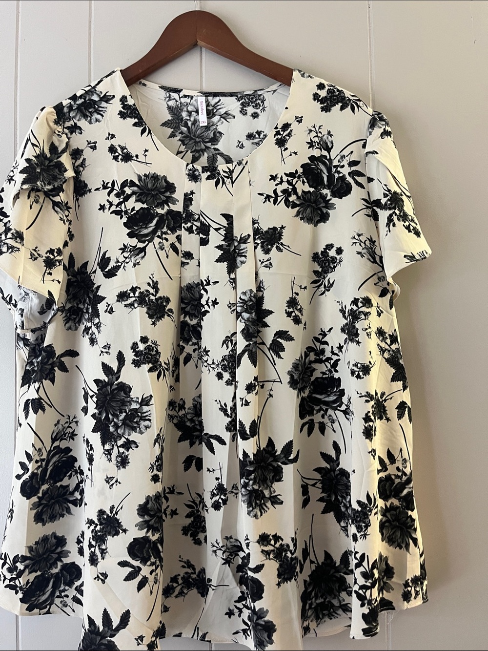 Black Floral Pleat-Front Short Sleeve Blouse - Cream/Black